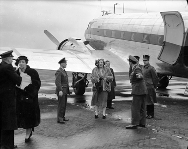 816999 Afbeelding van de aankomst van Koningin Juliana per vliegtuig uit Engeland op het vliegveld Soesterberg.N.B. De ...